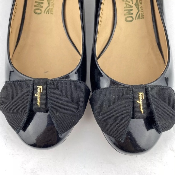 Salvatore Ferragamo Black Patent Vera Bow Shoes Size 9 1” heel MSRP $895 - Picture 4 of 14